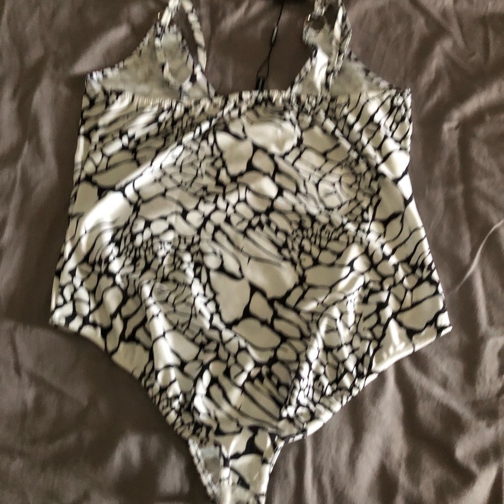One piece - Picture 3 of 3